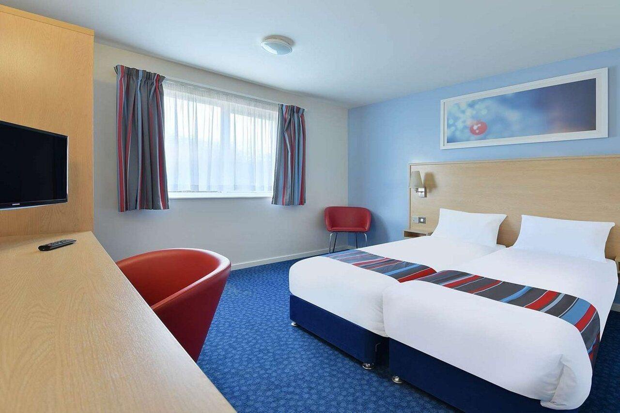 Travelodge Kinross M90 Exterior photo