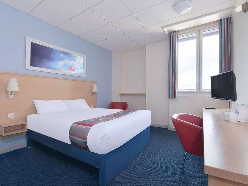 Travelodge Kinross M90 Room photo