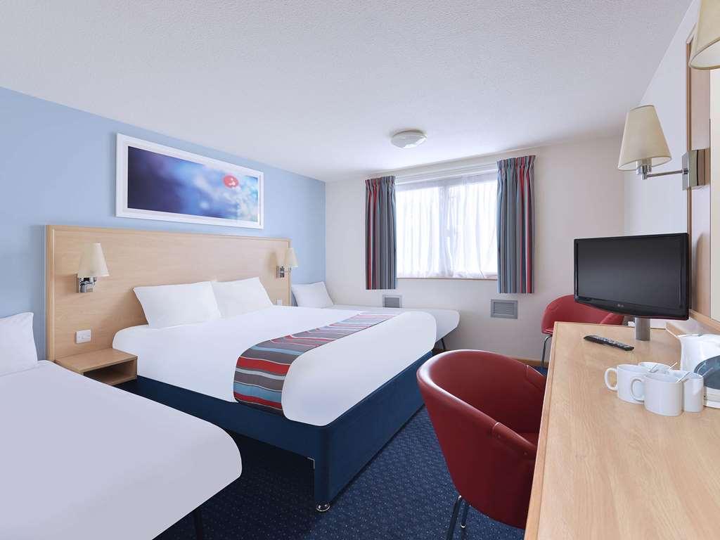 Travelodge Kinross M90 Room photo